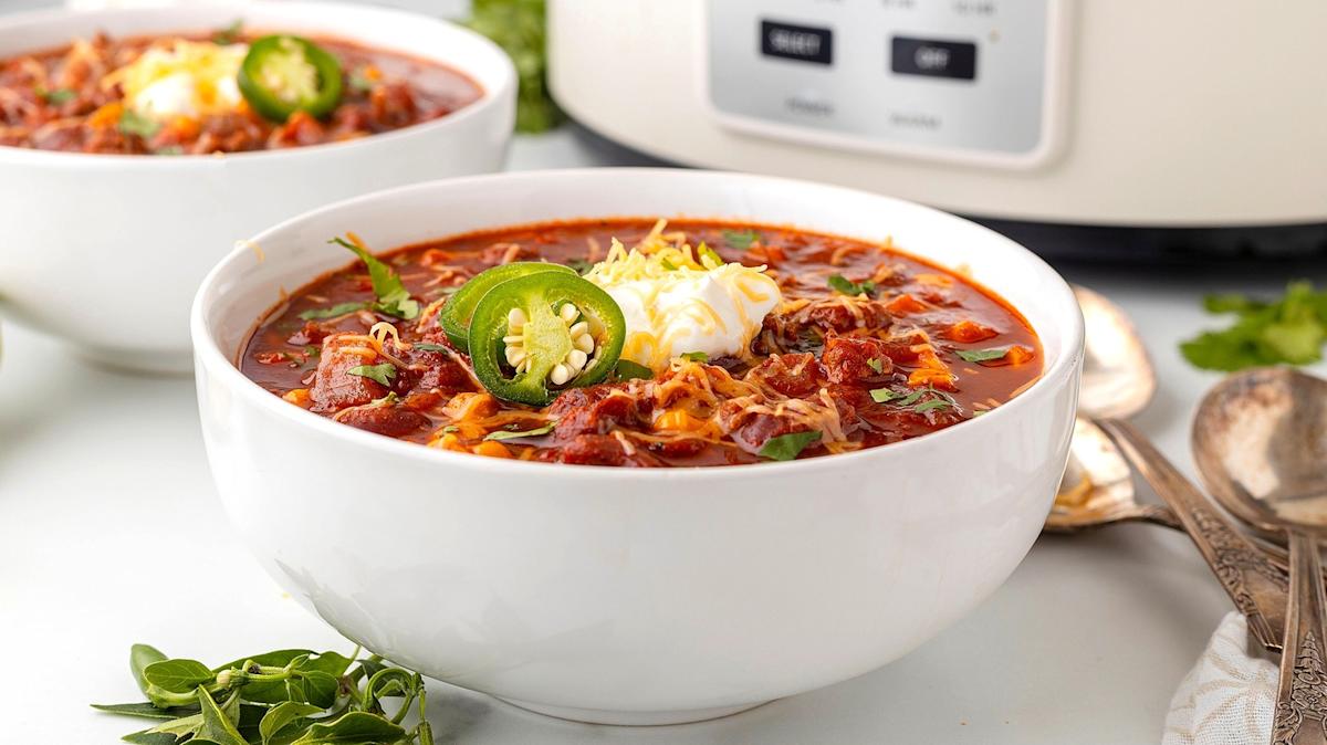 Unlock Deep Flavor: Slow Cooker Chili with Juicy Beef and Melded Spices